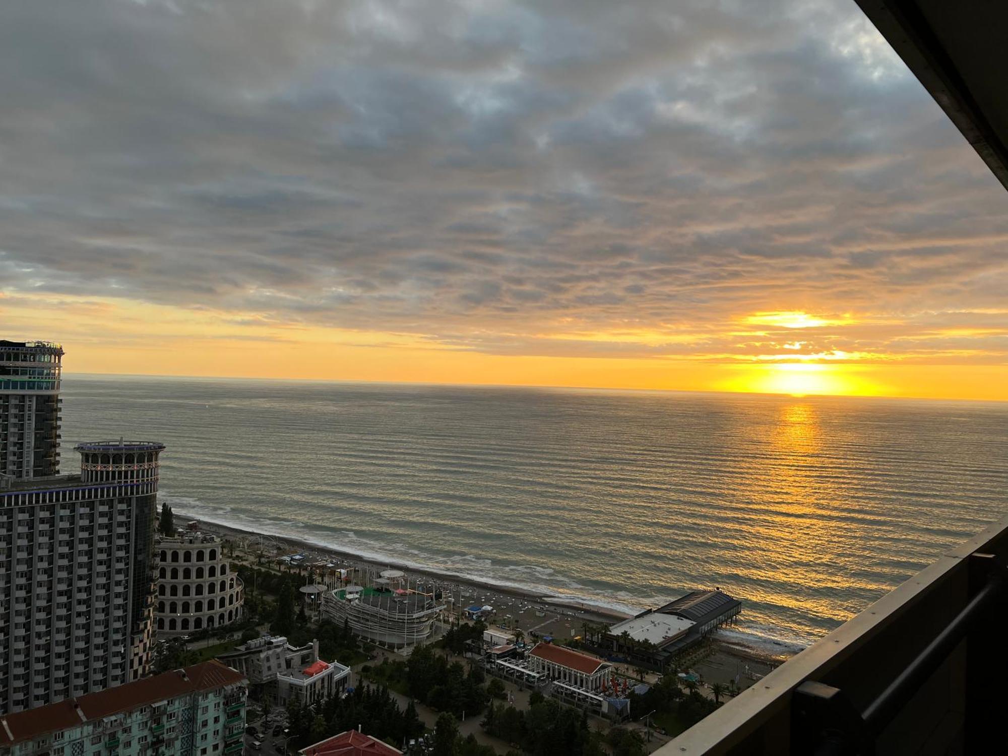 Orbi City Seaview Batoemi Buitenkant foto